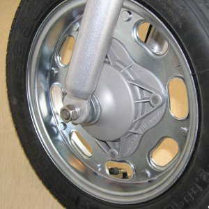 Bead blasted hub & powder coated lower fork tubes